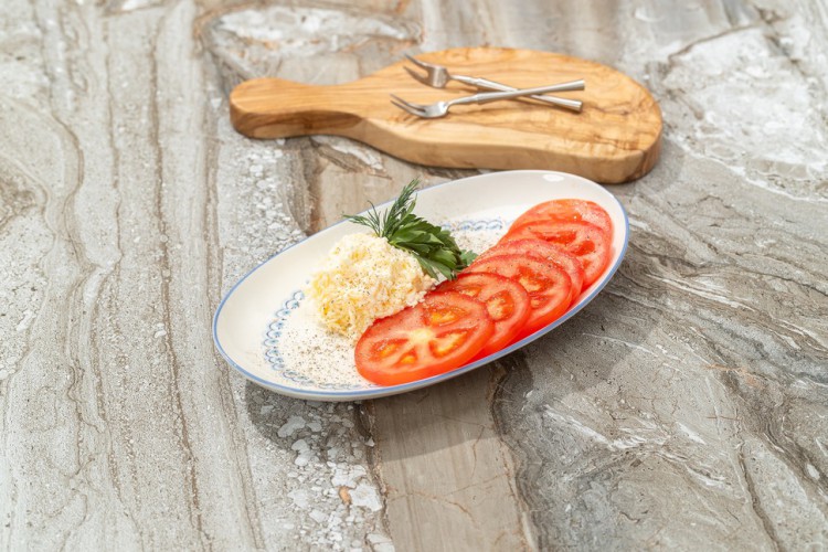 Помидоры с чесноком и сыром
