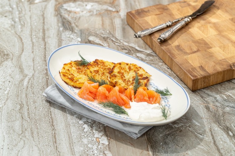 Драники картофельные с копченой сметаной и красной рыбой